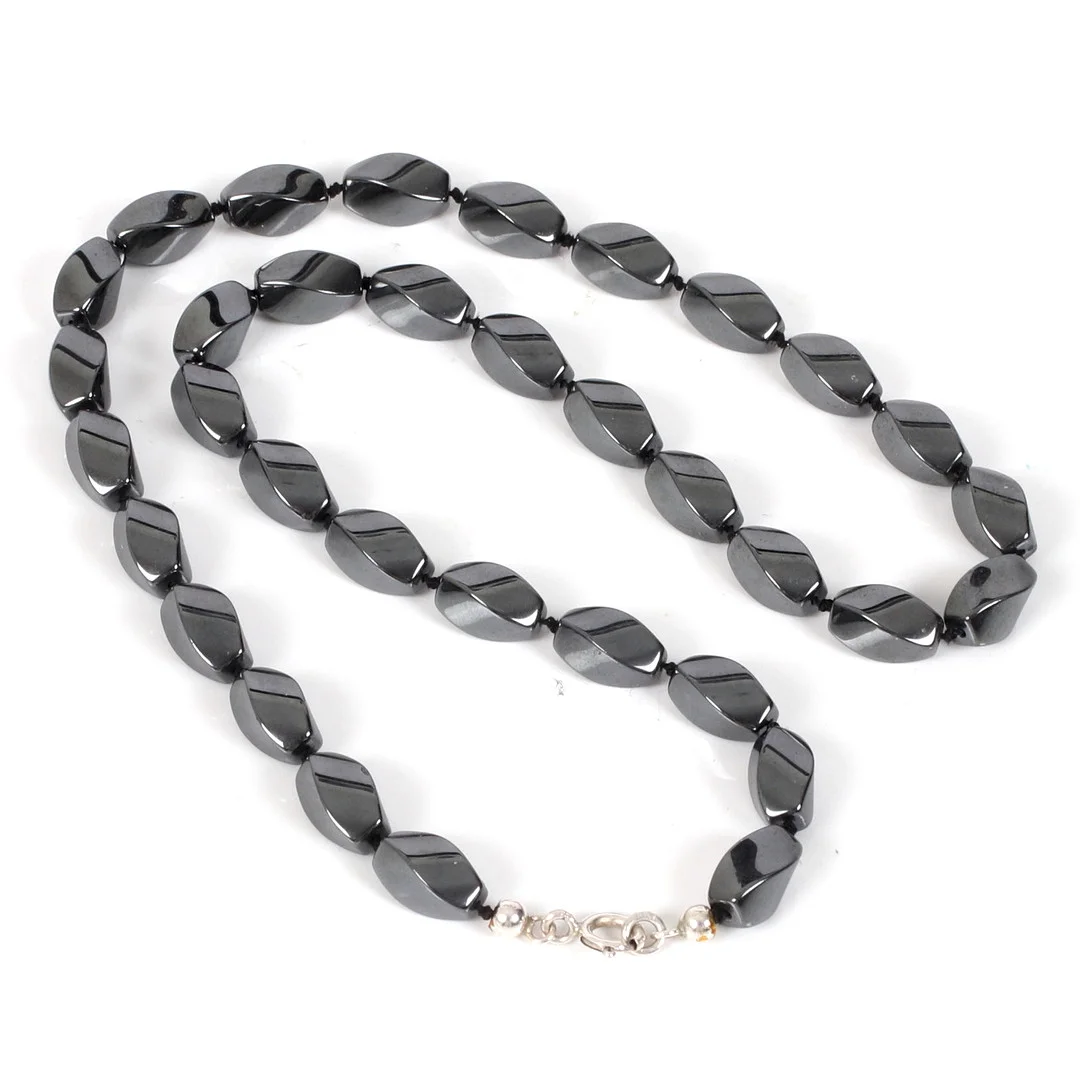 COLLIER, lås av Sterling silver, med hematit pärlor. 1900-tal. — Necklace — Stadsauktion Sundsvall