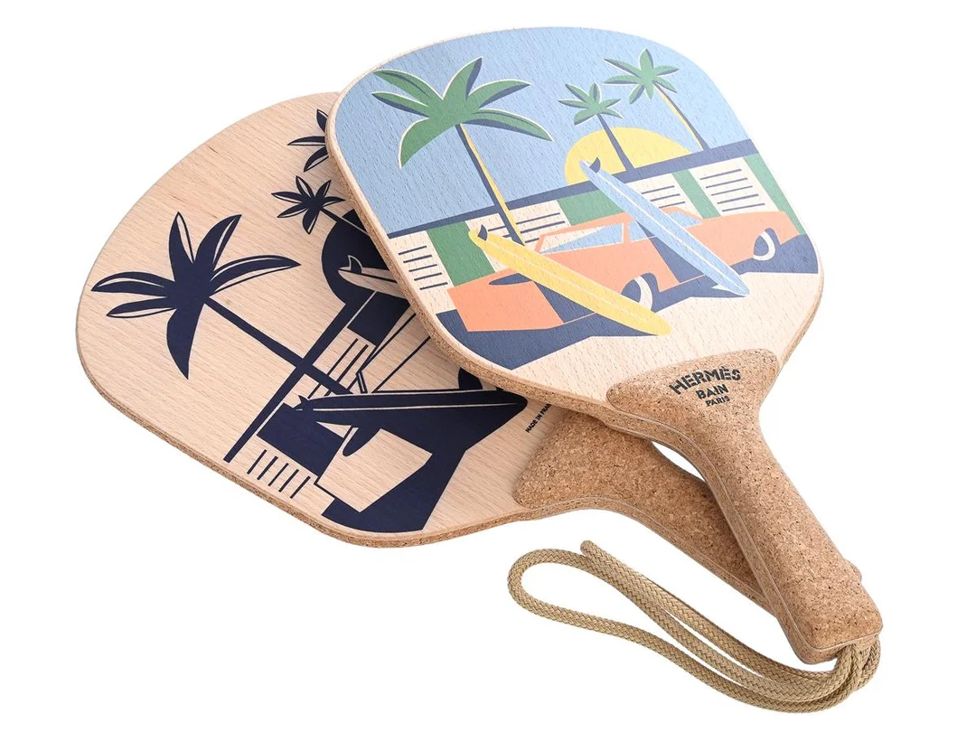 HERMÈS, STRANDRACKET, Beachwood Apres La Vague, trä, beach motiv, grön, blå, gul, orange, 2 st racket, 22,5x40 cm. Good Condition. — Accessoarer/Sport — Kaplans