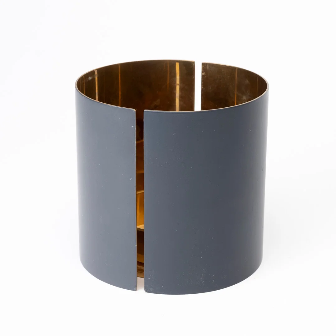 BERNADOTTE & KYLBERG. Ljushållare "Infinity", Skultuna, polerad mässing och mörkgrå pulverlackad yta. — Pewter, Brass & Copper — Auktionshuset Kolonn