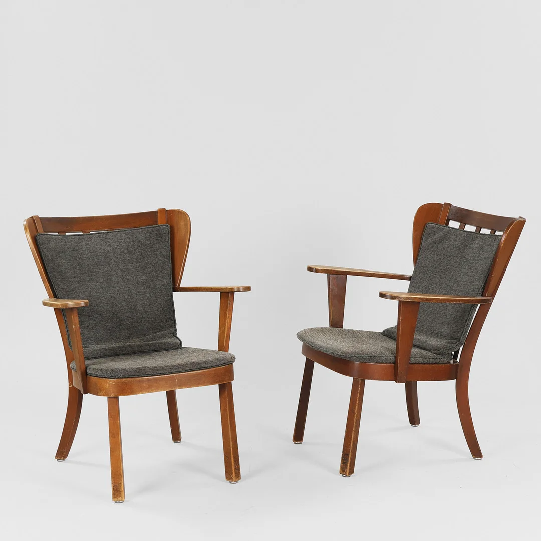 SØREN HANSEN: Et par 'Canada' lænestole af mørkbejdset bøgetræ med løse hynder i mørkegråt tekstil, modelnr. 2252, Fritz Hansen, Danmark, 1940'erne, (2). — Armchairs & Chairs — Palsgaard Kunstauktioner