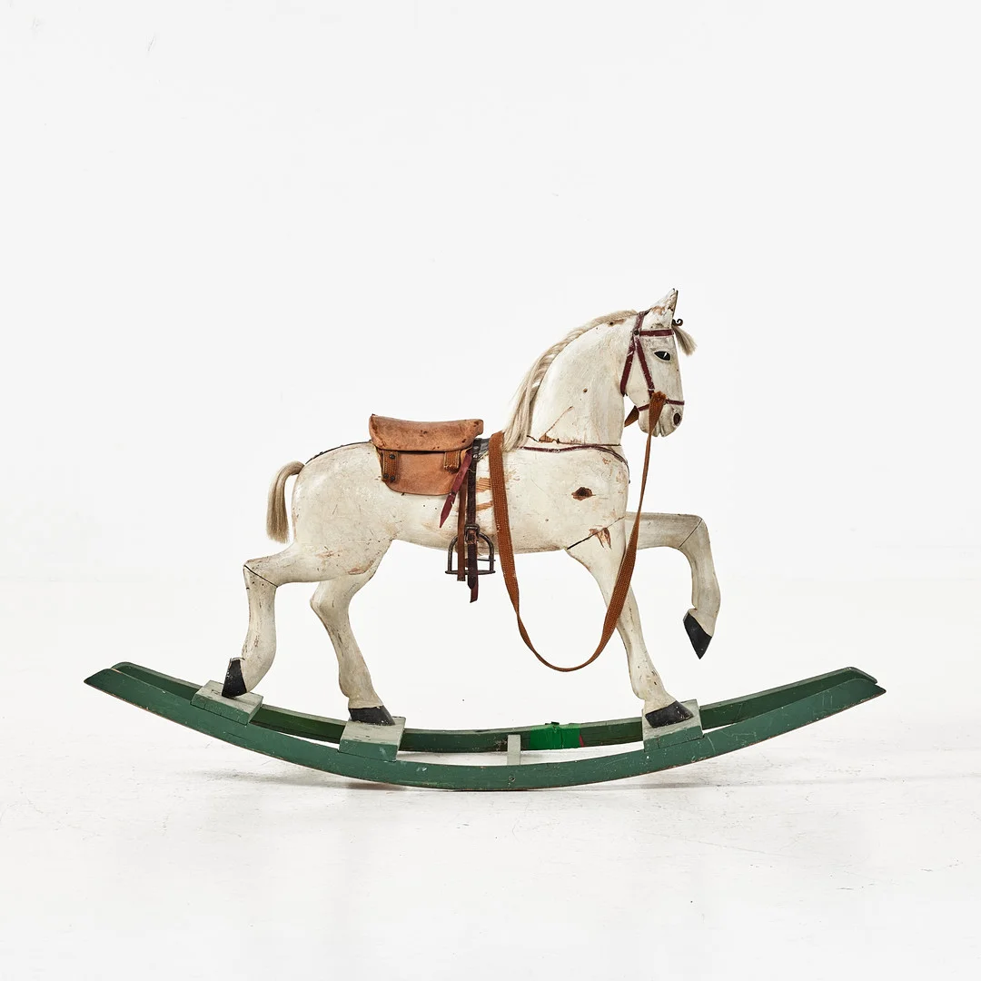 GUNGHÄST, 1900-talets första hälft, bemålat trä, detaljer i skin och tagel. — Other toys — Stockholms Auktionsverk Magasin 5