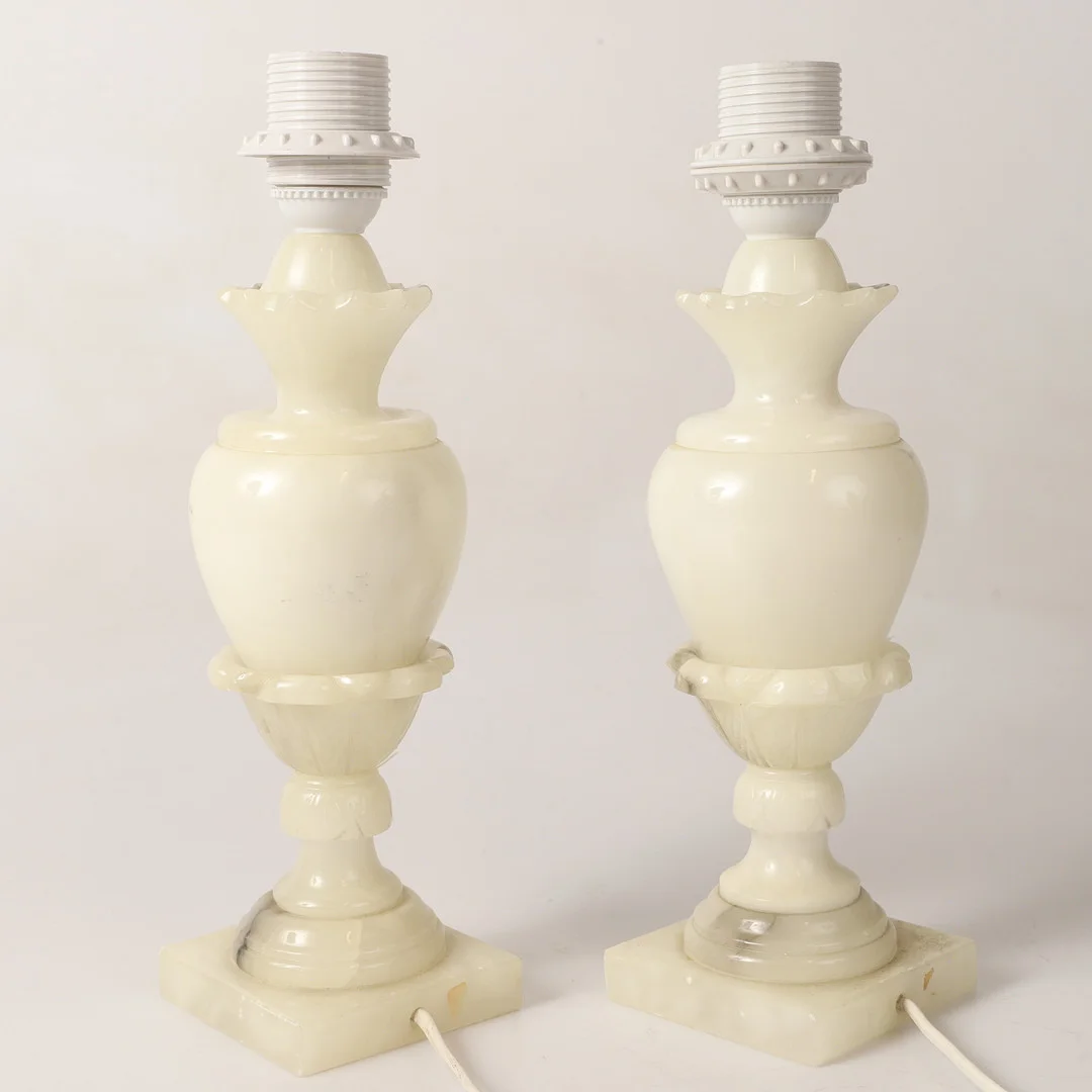 BORDSLAMPOR, 1 par, marmor. — Table Lamps — Helsingborgs Auktionskammare