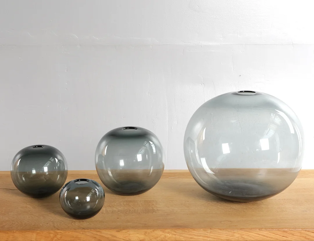 PER LÜTKEN (F. 1916, D. 1998). Samling kugleformede vaser af røgfarvet glas, cirkulær munding. Udført og mærket hos Holmegaard Glasværk, Danmark (4). — Art glass — Woxholt Auktionshus