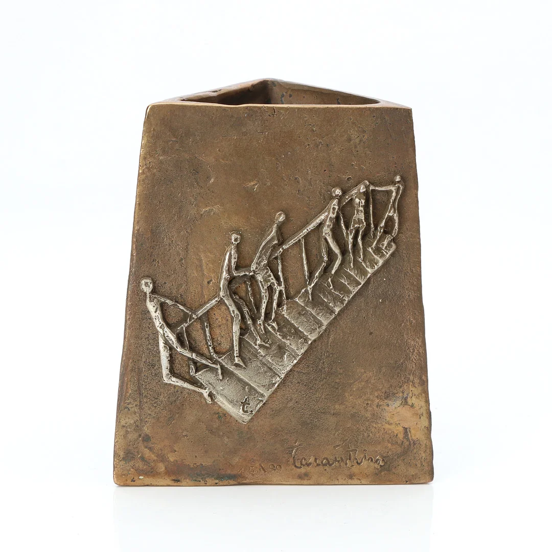 GIUSEPPE TARANTINO. VAS/SKULPTUR. Brons, nr 45/99. Signerad. — Other metals — Skånes Auktionsverk