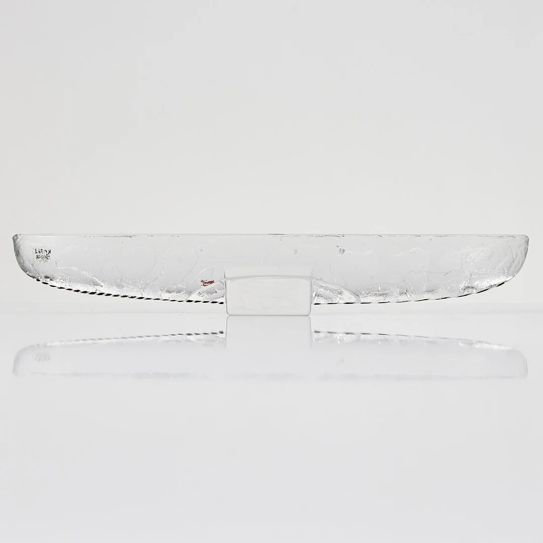 BERTIL VALLIEN. Skulptur i form av båt, innesluten och pålagd dekor. Signerad och märkt 7520135 Kosta Boda artist collection. — Art glass — Stockholms Auktionsverk Magasin 5