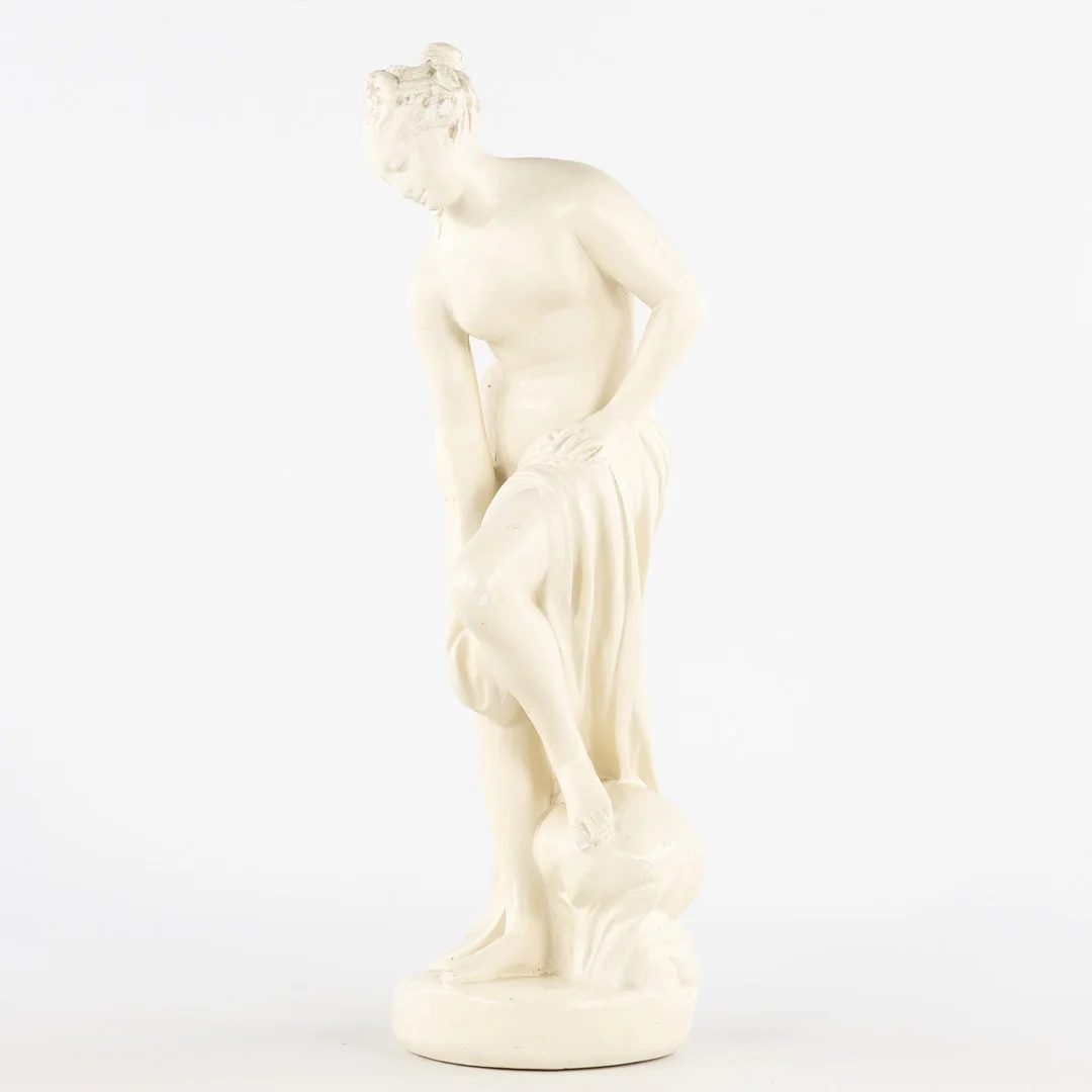 OIDENTIFIERAD FORMGIVARE. Skulptur, badande kvinna, bemålat gips. — Sculptures & Bronzes — Karljohan Auktioner