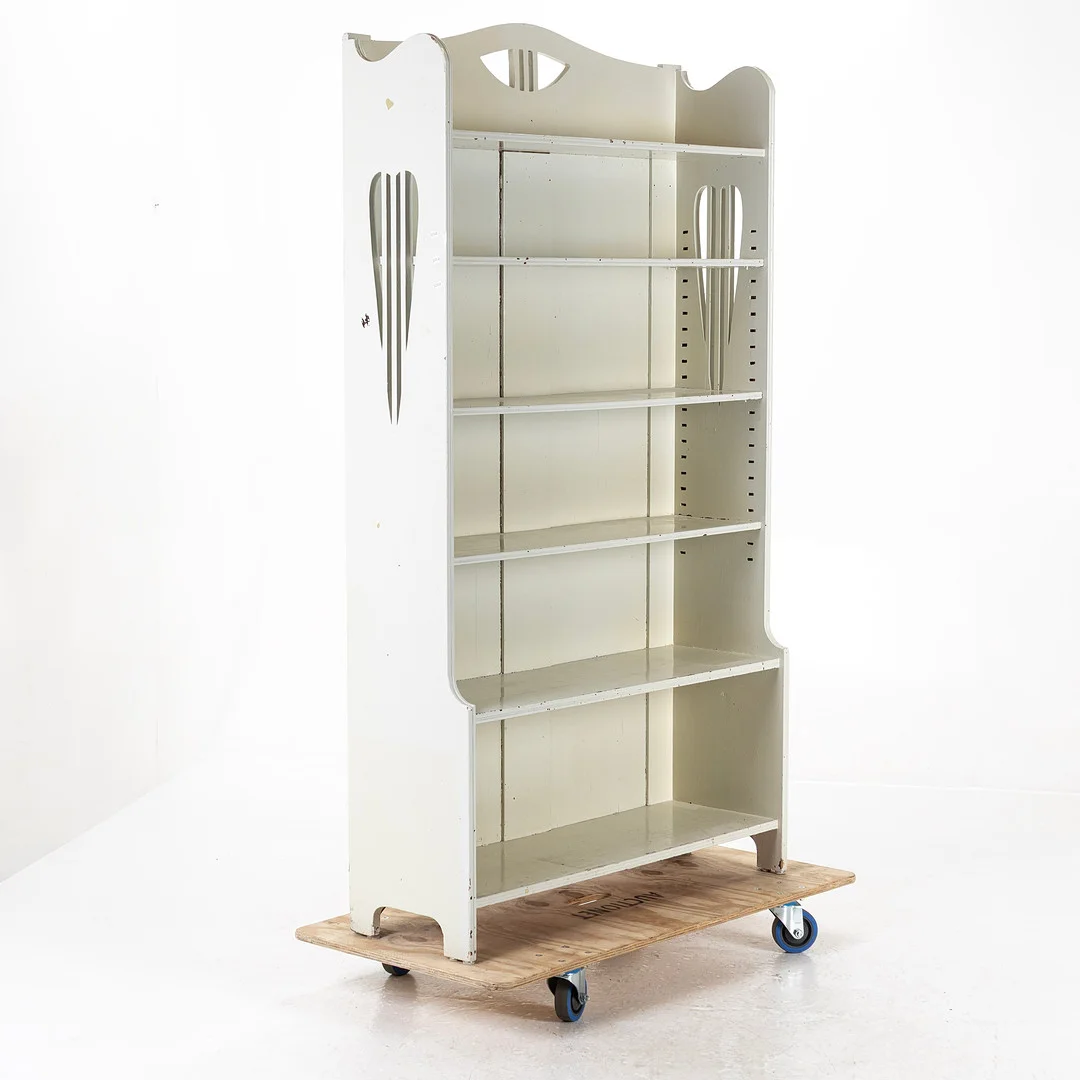 BOKHYLLA, vitmålad, jugend, 1900-talets första hälft. — Cupboards, Cabinets & Shelves — Handelslagret Auktionsservice