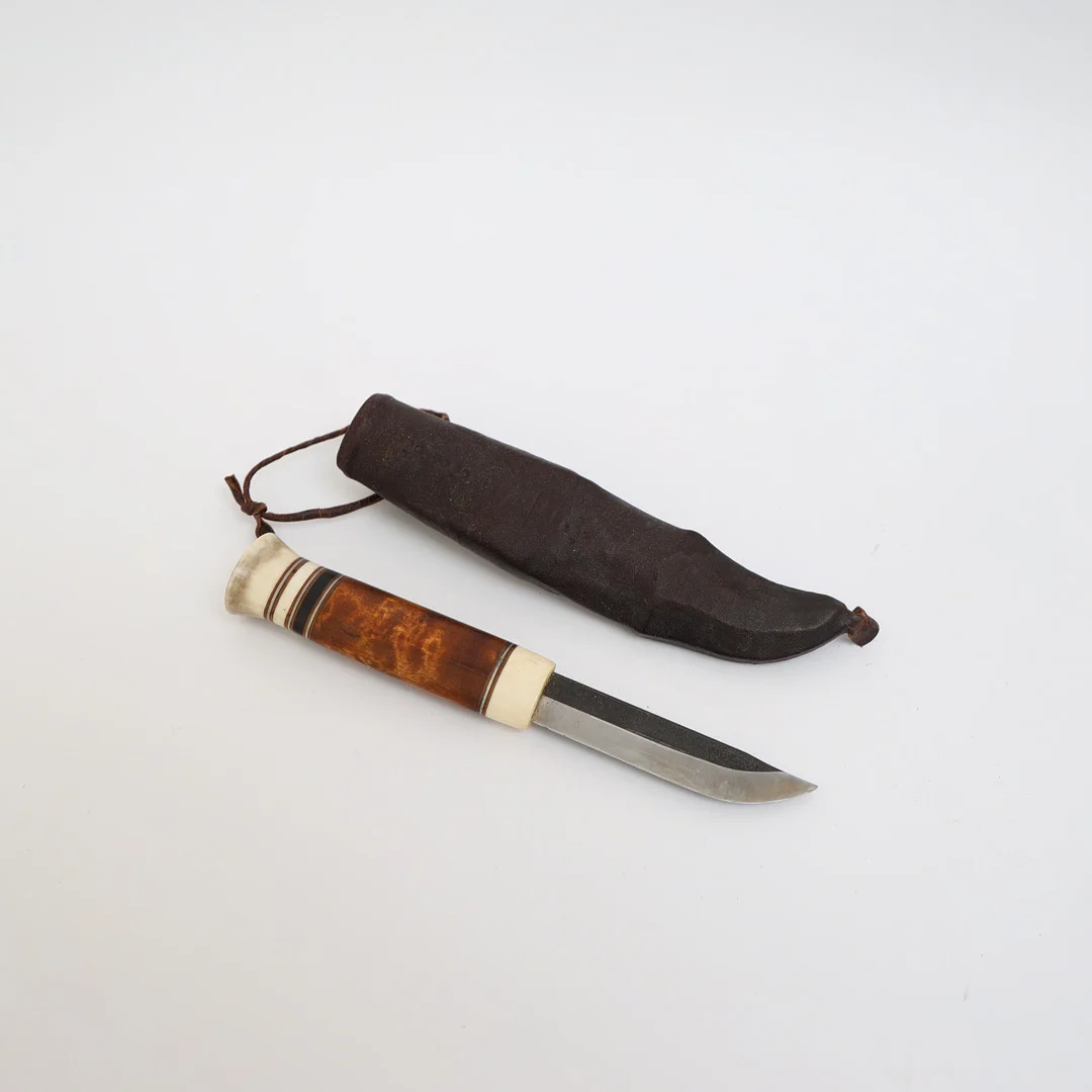 KNIV MED SLIDA, handtag av horn, trä och metall. Slida av läder. — Edged weapons — Falun Auktionsbyrå