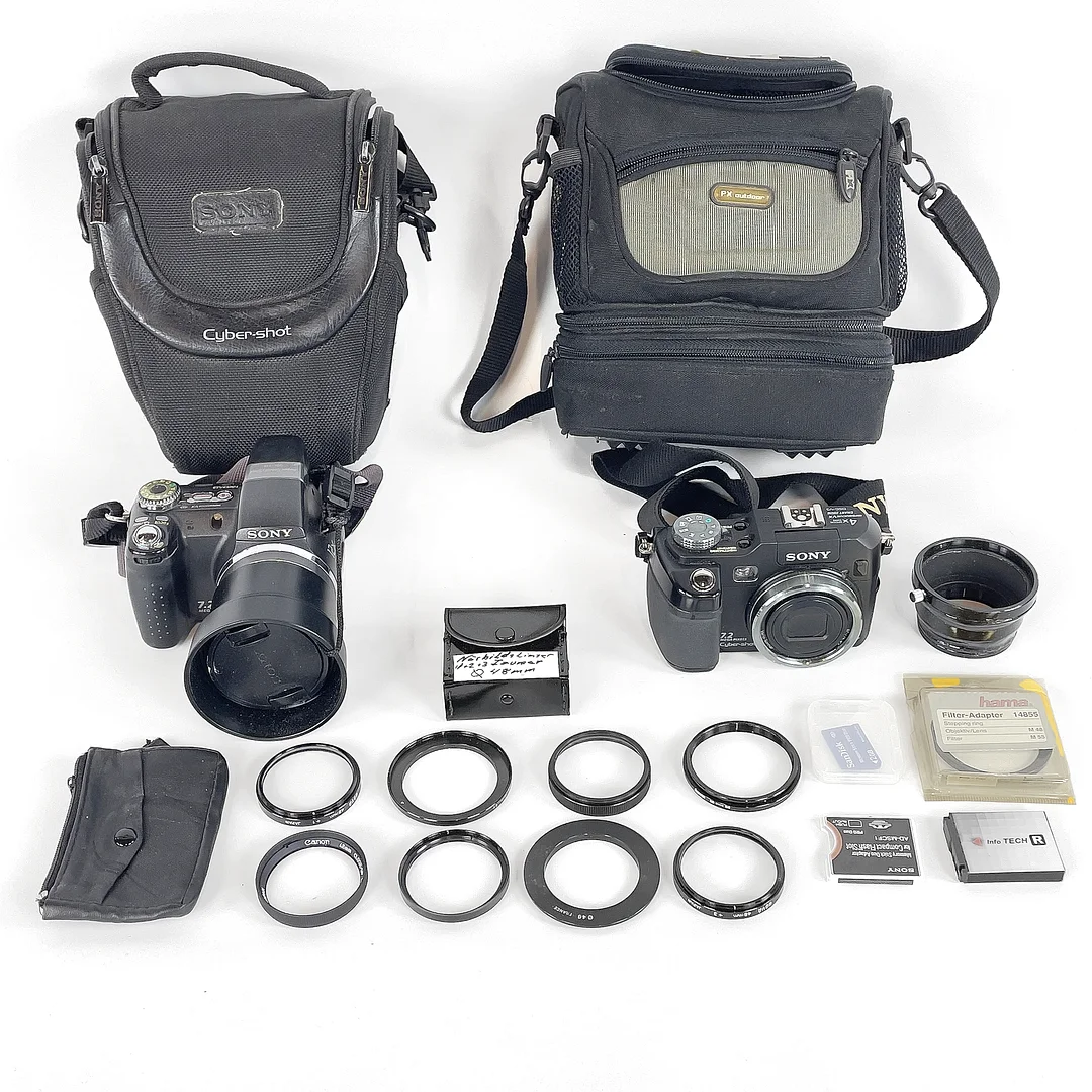 DIGITALKAMEROR, 2 st, Sony Cyber-shot DSC-V3 och Sony Cyber-shot DSC-H5 med tillbehör. — Cameras & accessories — Roslagens Auktionsverk