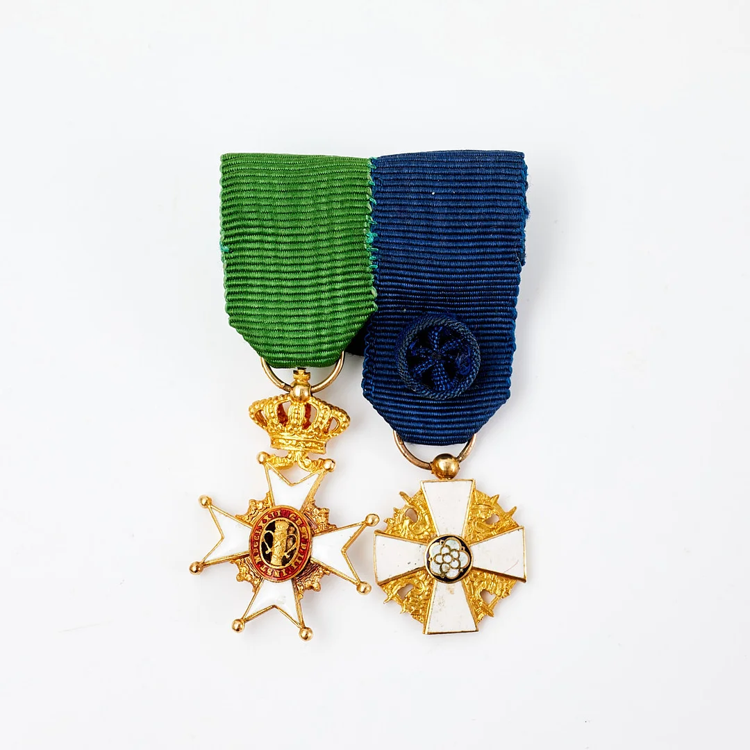 ORDENSTECKEN. 2 st, miniatyrer, Vasaorden samt Vita ros orden, Sverige, Finland, förgyllt silver och emalj. — Objet de vertu & Miscellaneous — Stockholms Auktionsverk Sickla
