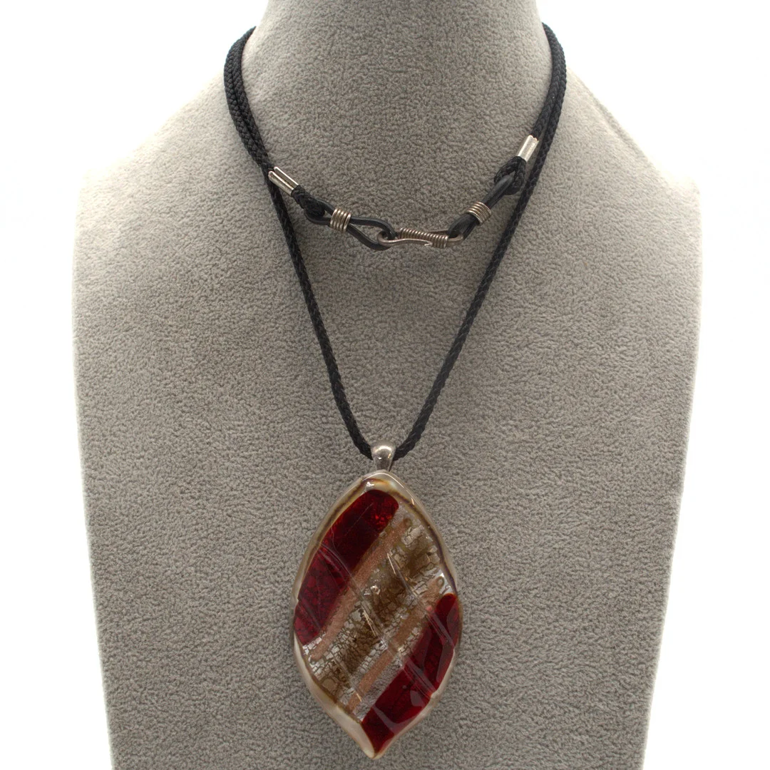 VINTAGE MURANO GLAS ANHÄNGER, GOLDFLITTER, VERSILBERTE ÖSE, AN LEDERKETTE CA. 68 CM. — Necklace — Kunst- und Auktionshaus Kleinhenz
