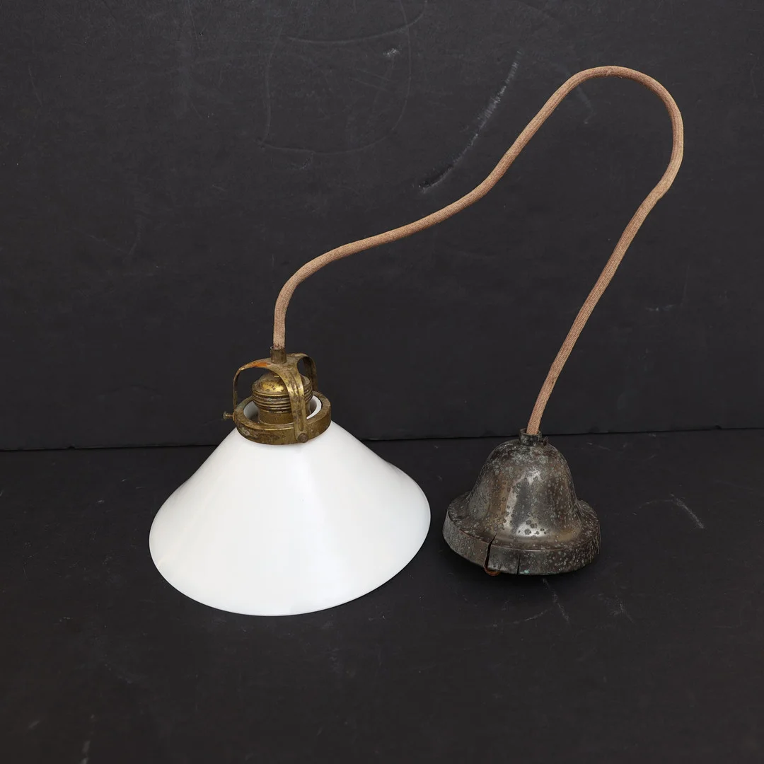 TAKLAMPA, så kallad skomakarlampa, tidigt 1900-tal, fäste i mässing, skärm i vittonat glas. — Ceiling lights — Falun Auktionsbyrå
