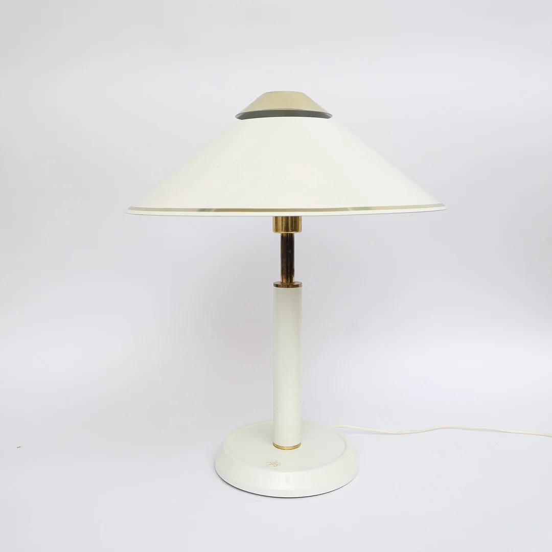 BORDSLAMPA, Nya Öia, Typ B240, mässing och vitlackad metall. — Table Lamps — Falun Auktionsbyrå
