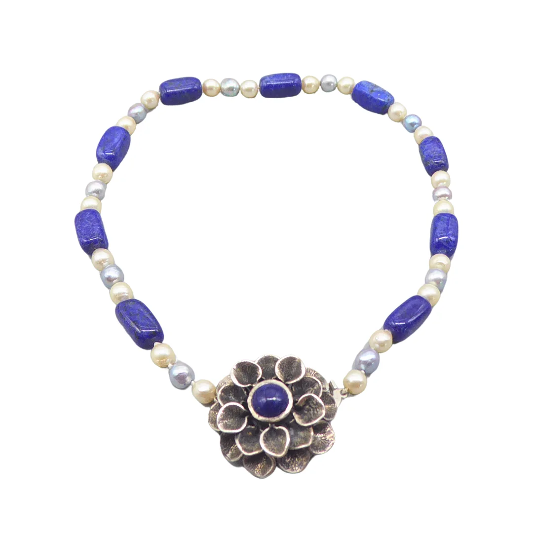 HALSKETTE MIT EINER 925ER SILBERBLUME, LAPISLAZULI UND PERLEN. — Necklace — Auktionshaus Stuber's Hammerschlag