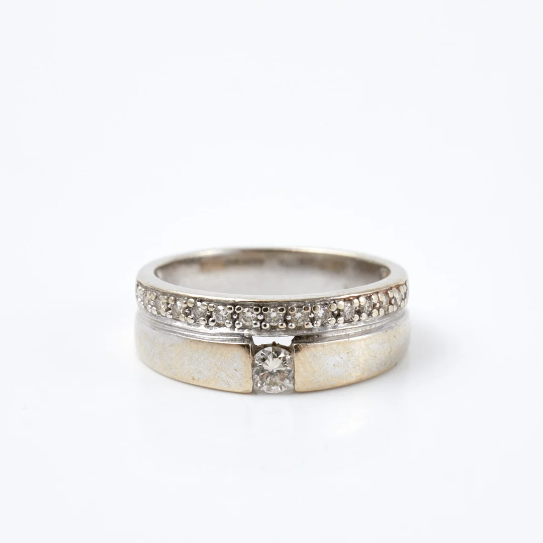 RING, 18 k vitguld, briljantslipade diamanter, totalt ca 0,39 ct, varav centersten ca 0,17 ct. — Rings — Stockholms Auktionsverk Sickla