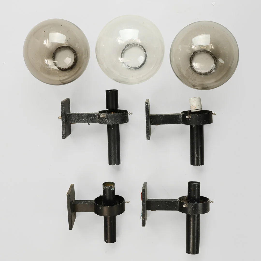 DANSK DESIGN. Sæt på fire udendørs væglamper af sortlakeret metal med tre skærme af glas, antageligt dansk lampeproducent, Danmark, (4+3). — Wall Lights — Palsgaard Kunstauktioner
