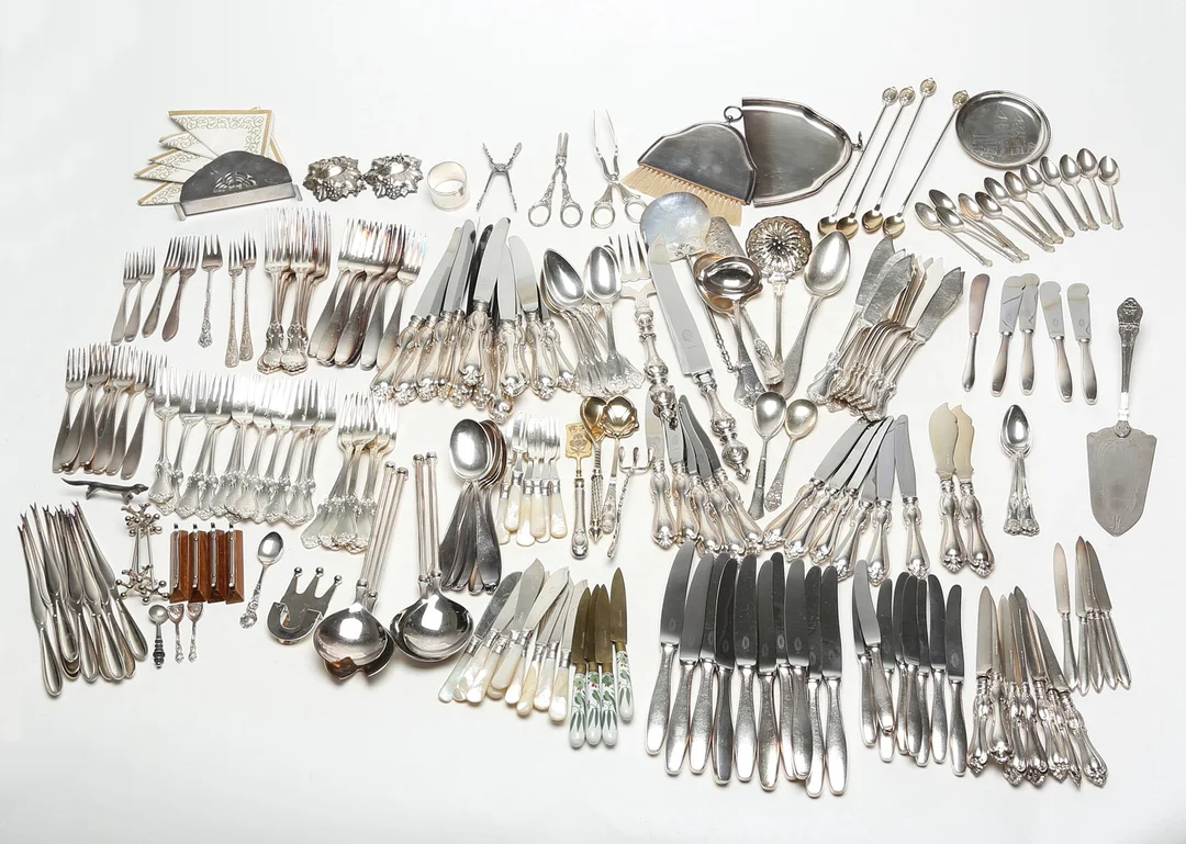SAMLING NYSILVER, större mängd. — Silver plated — Kalmar Auktionsverk