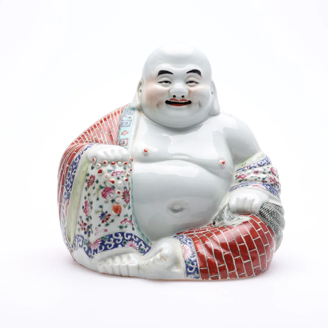 FIGURIN, porslin sittande buddha, Kina. — Oriental — Höörs Auktionshall