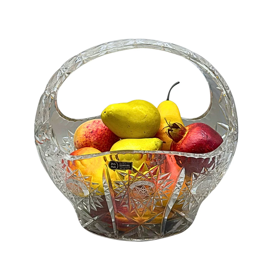 HANDGESCHLIFFENER KRISTALLKORB AUS BLEIKRISTALL, GEFÜLLT MIT DEKOR-OBST. — Utility glass — Auktionshaus Stuber's Hammerschlag