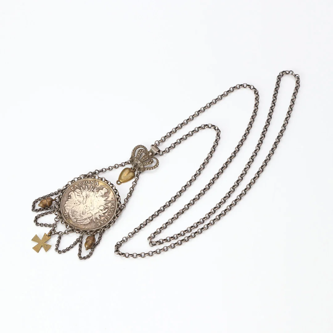 ANTIKT HALSSMYCKE. Ostämplad metall med ett bayerskt silvermynt 1765. — Necklace — Skånes Auktionsverk