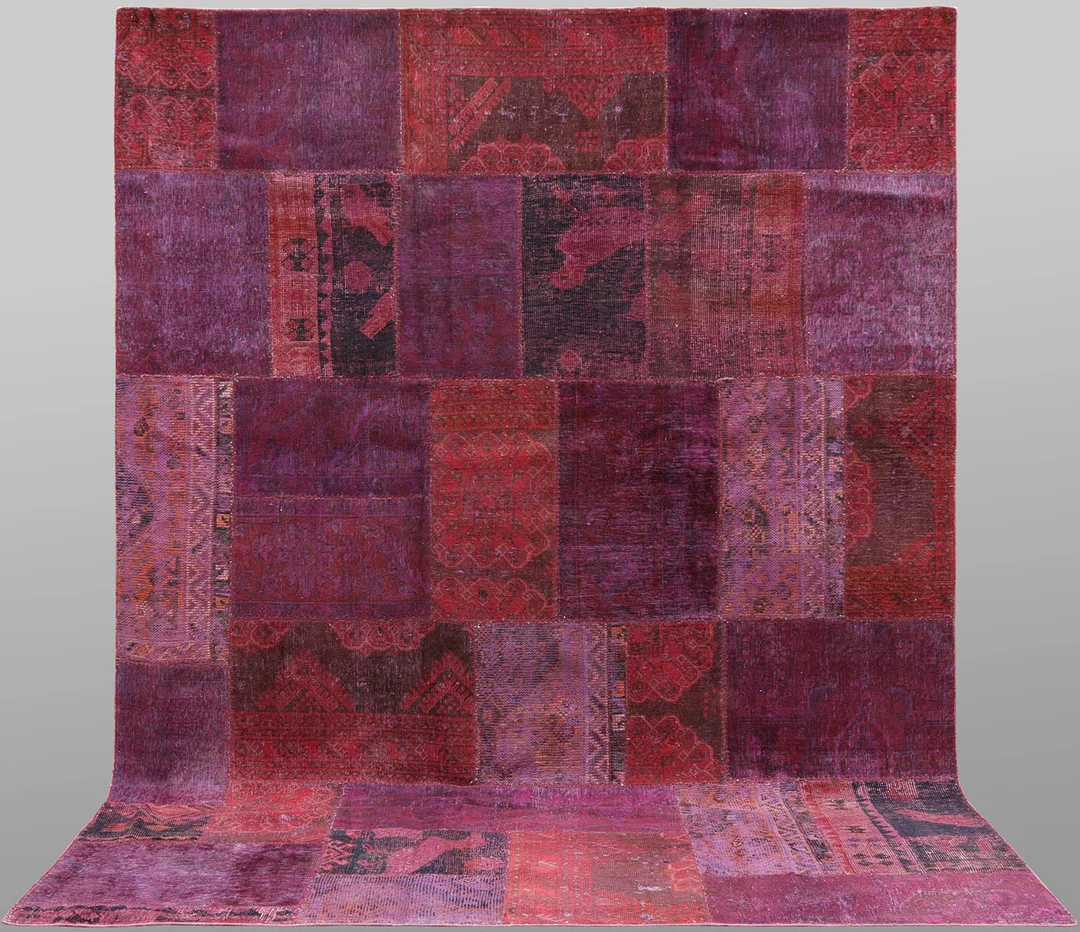 MATTA. Figural Patchwork med dekor av fåglar, 339 x 252 cm. — Oriental Carpets & Textiles — Södermanlands Auktionsverk