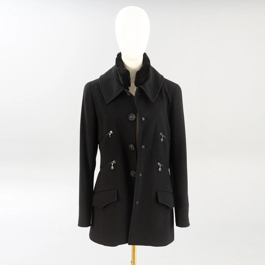 CHANEL. Jacke mit abnehmbarem Kaninchenkragen, Pre-Fall 2002, FR 40. — Vintage & Designer Fashion — Stockholms Auktionsverk Hamburg