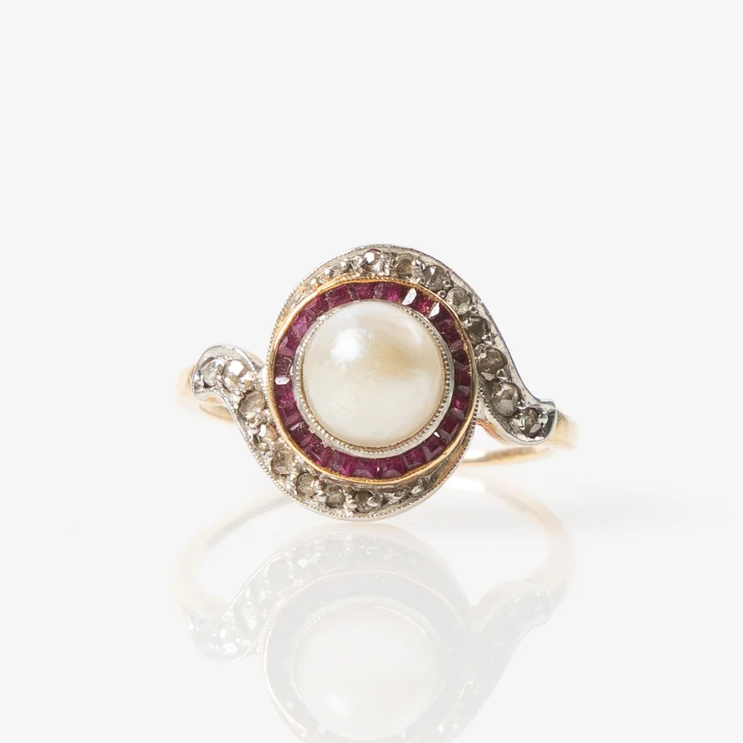 RING, 18K guld och platina med troligtvis orientalisk pärla, fasettslipade rubiner och rosenslipade diamanter. — Rings — Stockholms Auktionsverk Helsingborg