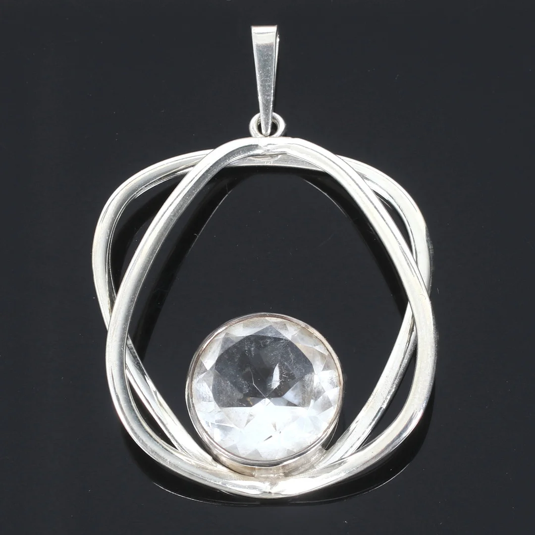 (2610-206) HÄNGE, silver, med bergskristall, Arvo Saarela, Enköping. 1973. — Brooches & Pendants — Stadsauktion Sundsvall