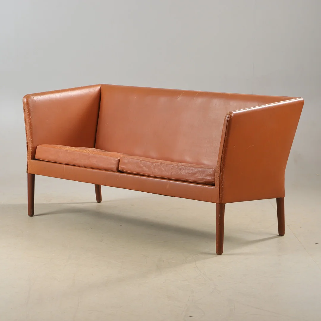 A. BENDER MADSEN & EJNAR LARSEN. TILLSKRIVEN. Soffa, Willy Beck, skinnklädd med ben av teak, 1900-talets mitt. — Sofas & Seatings — Helsingborgs Auktionskammare