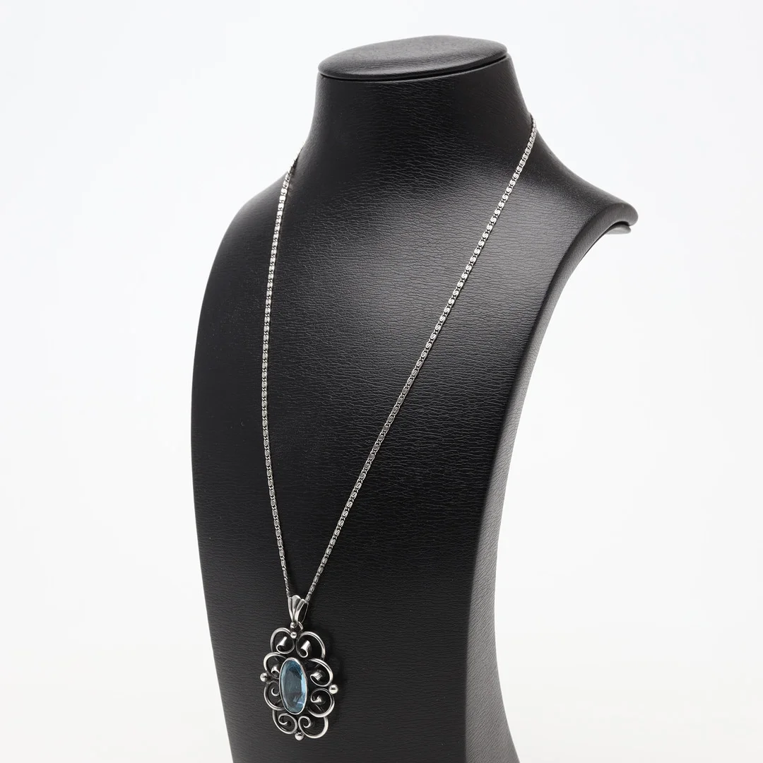 HÄNGE samt KEDJA silver, bruttovikt ca 9,7 gram. — Brooches & Pendants — Borås Auktionshall
