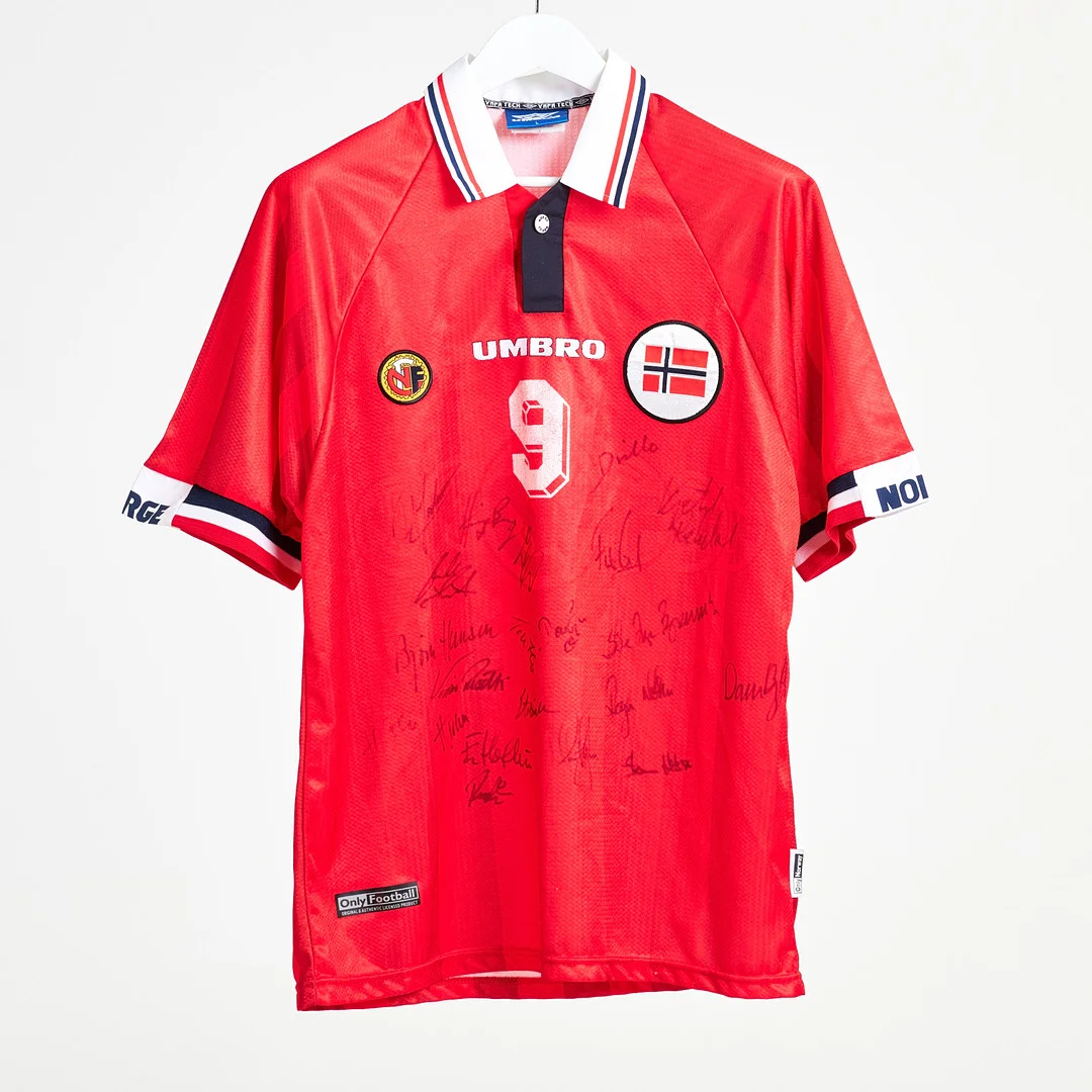 LANDSLAGSTRÖJA, nr 9 Tore André Flo, signerad av Norges landslag i fotboll 1998. — Sports memorabilia — Stockholms Auktionsverk Sickla