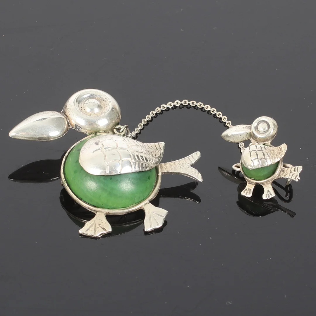 BROSCH, Sterling silver, anka med andunge, bl.a. av grön kalcedon. 1900-tal. — Brooches & Pendants — Stadsauktion Sundsvall