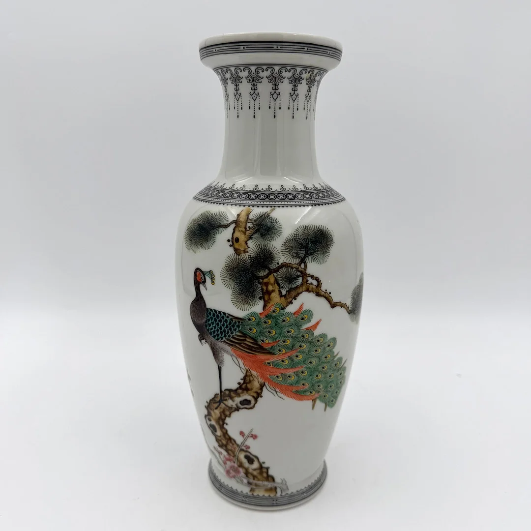 VAS, Kina, porslin, balusterformad, bemålad dekor i av påfågel på gren, botten med märke. — Oriental — Skandia Auktion