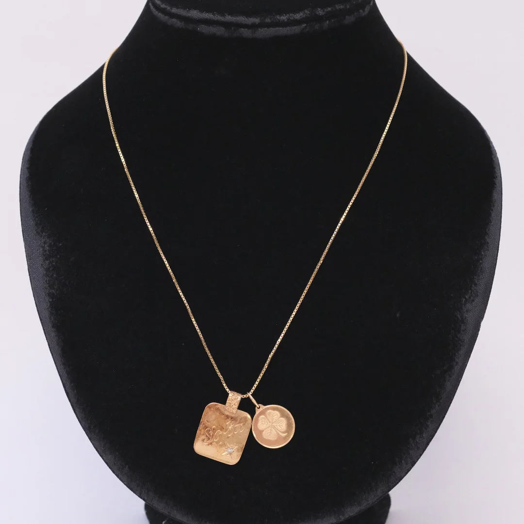 TVÅ HÄNGEN SAMT KEDJA, 18K GULD. — Brooches & Pendants — Björnssons Auktionskammare
