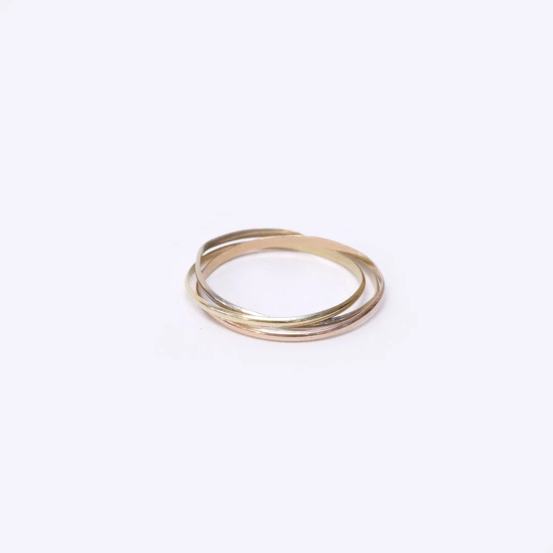 RING, 14K GULD I TRE FÄRGER. — Rings — Björnssons Auktionskammare