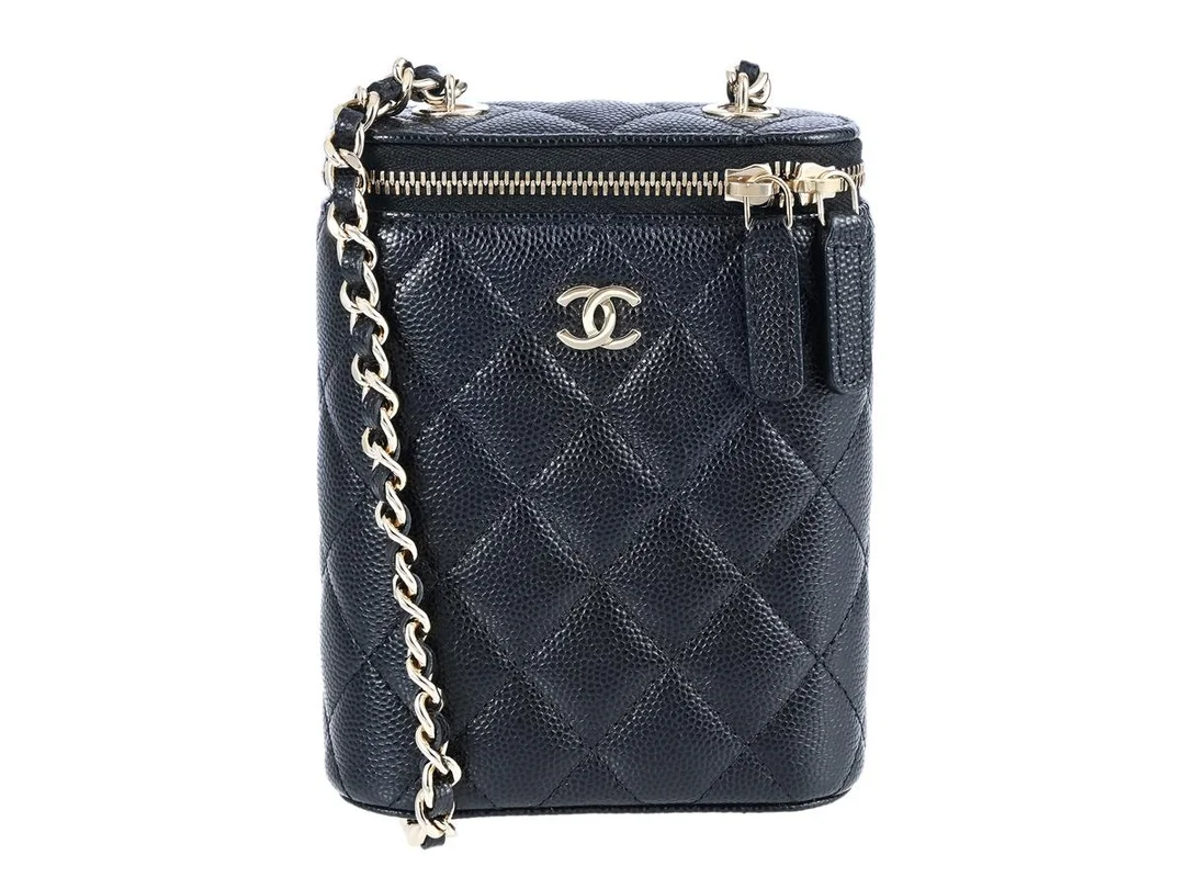 CHANEL, VÄSKA, Vanity With Chain, svart quiltat kaviarläder, guldfärgade beslag, 10x13x4 cm, hologrammärkt 32013188, år 2021-2022, cert, dustbag, originalkartong. Very Good Condition. — Accessoarer/Väskor — Kaplans