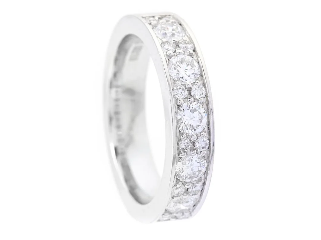 STRÖMDAHLS, alliansring, 18K vitguld, 23 briljantslipade diamanter 0,88 ctv, TW/VS-SI, stl 17,5 mm, vikt 8,8 g. — Smycken/Alliansring — Kaplans