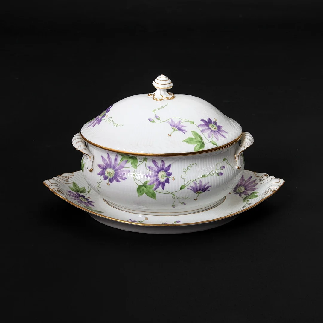 TERRIN MED LOCK OCH FAT, "Musselmalet Art Noveau Blomst", 1894-1900, Royal Copenhagen. — European — Auktionsverket Engelholm