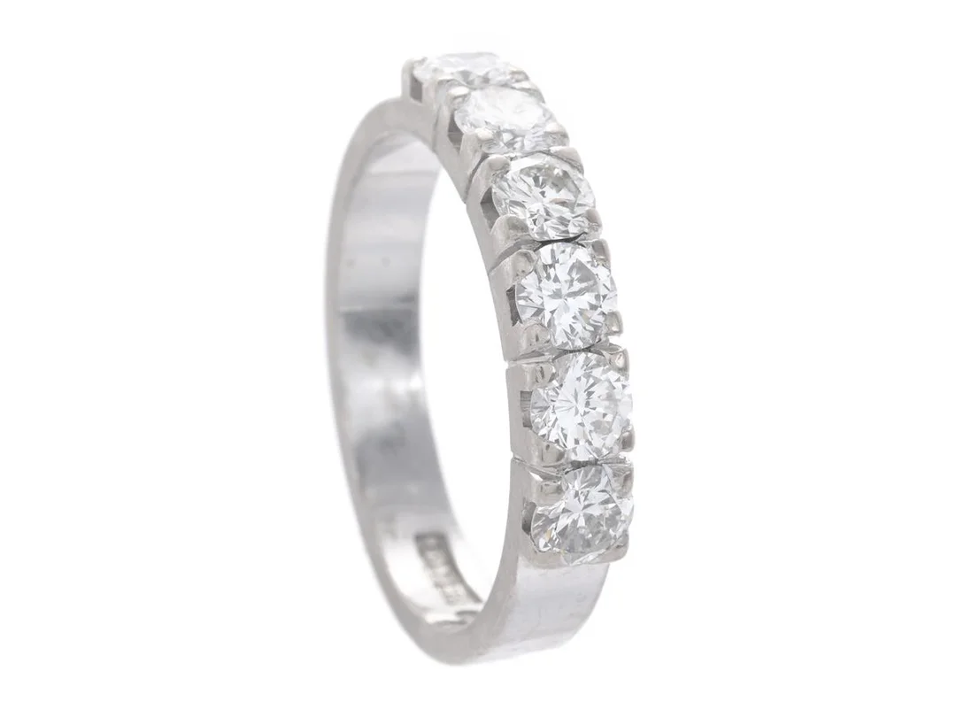 ALLIANSRING, 18K vitguld, briljantslipade diamanter 0,96 ctv enligt gravyr, ca W-Cr/VS-SI, stl 17,5 mm, vikt 5,1 g. — Smycken/Alliansring — Kaplans
