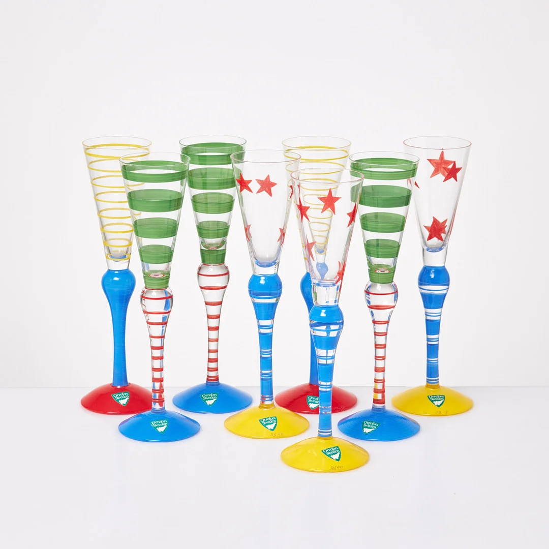 ANNE NILSSON. "Clown", snapsglas, 8 st, Orrefors, etikettmärkta, formgivningsår 1992. — Tableware — Stockholms Auktionsverk Sickla