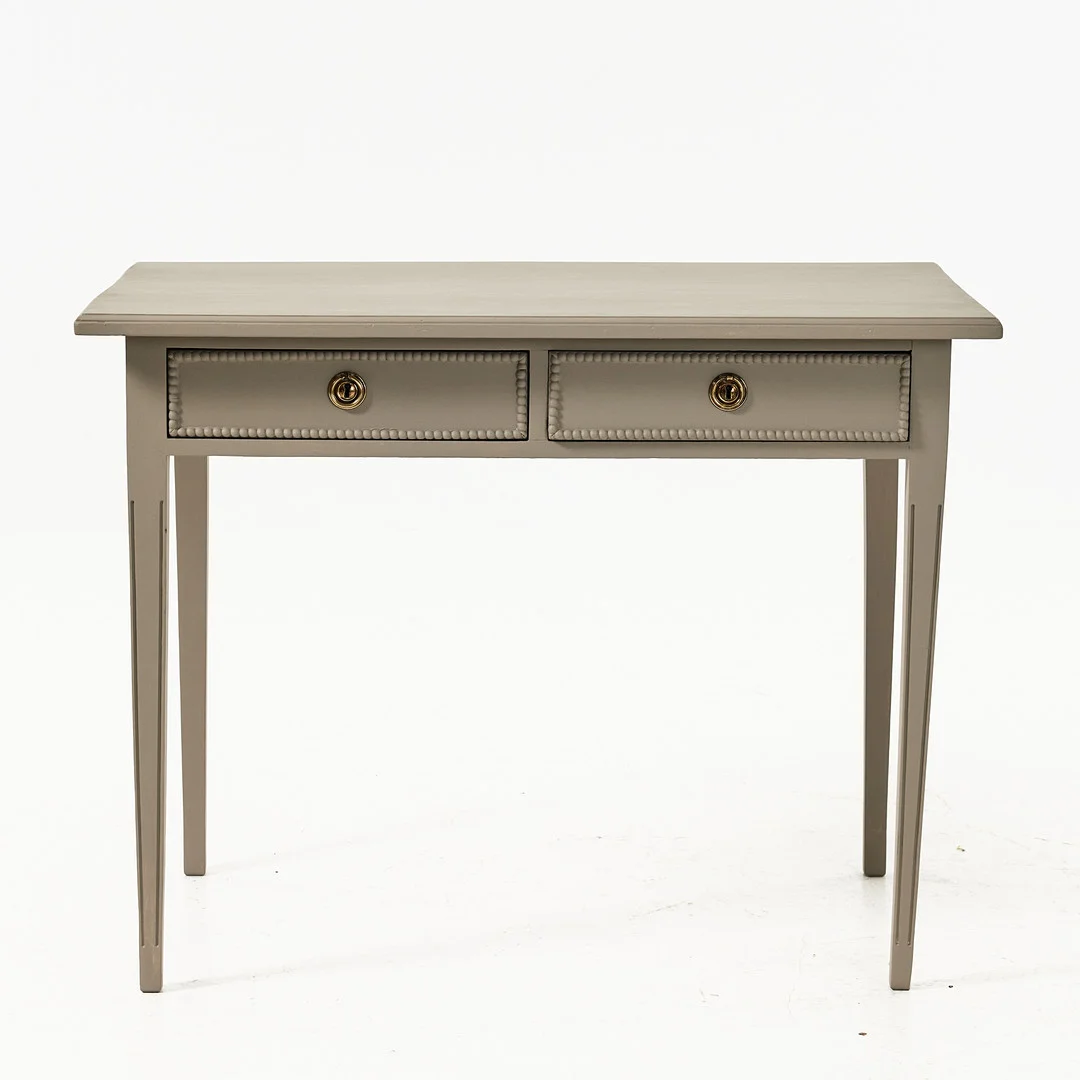 SKRIVBORD, 1900-talets första hälft, sengustaviansk stil, bemålat, lådfronter med dekor av pärlstav, kannelerade ben. — Tables — Stockholms Auktionsverk Magasin 5