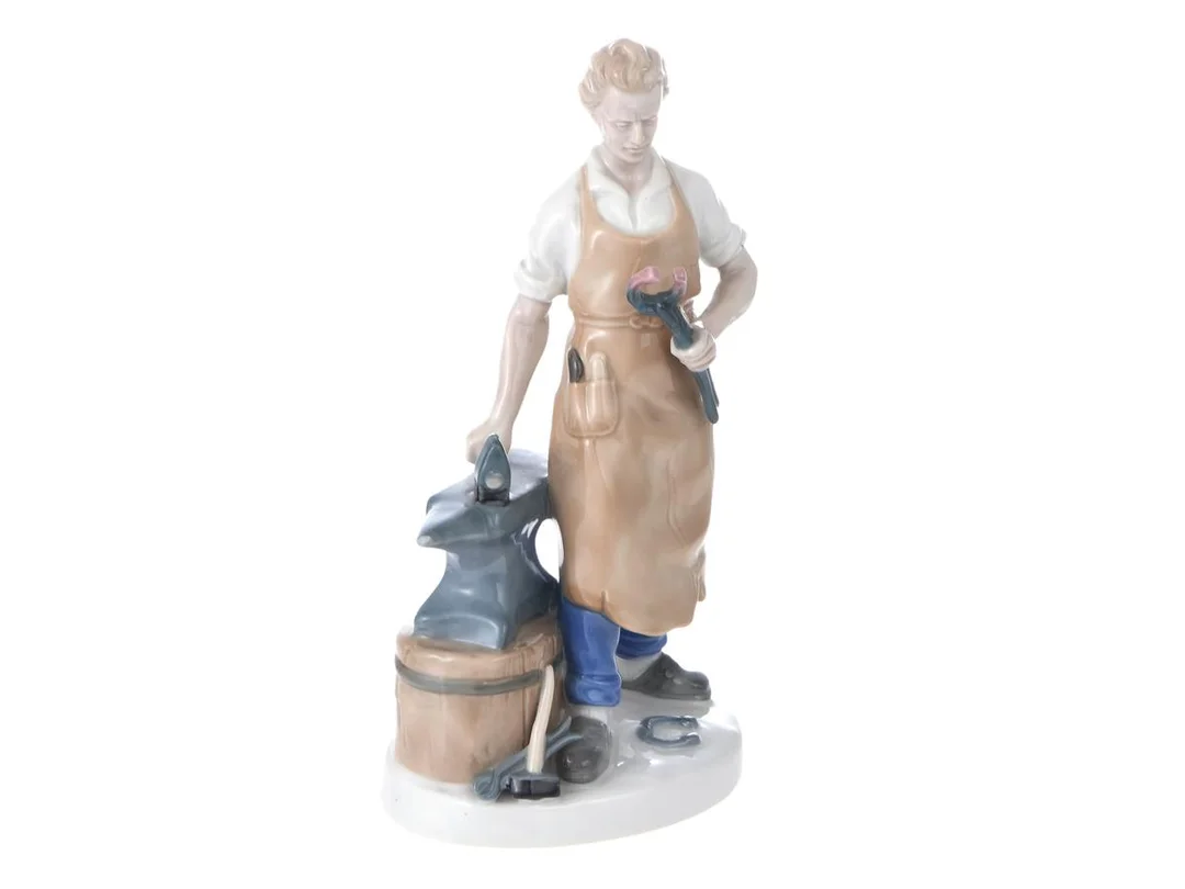 FIGURIN, porslin, hovslagare vid städ, Carl Scheidig, Tyskland, höjd 24 cm, bredd 13,5 cm, mindre skada på städ. — Keramik/Figuriner — Kaplans