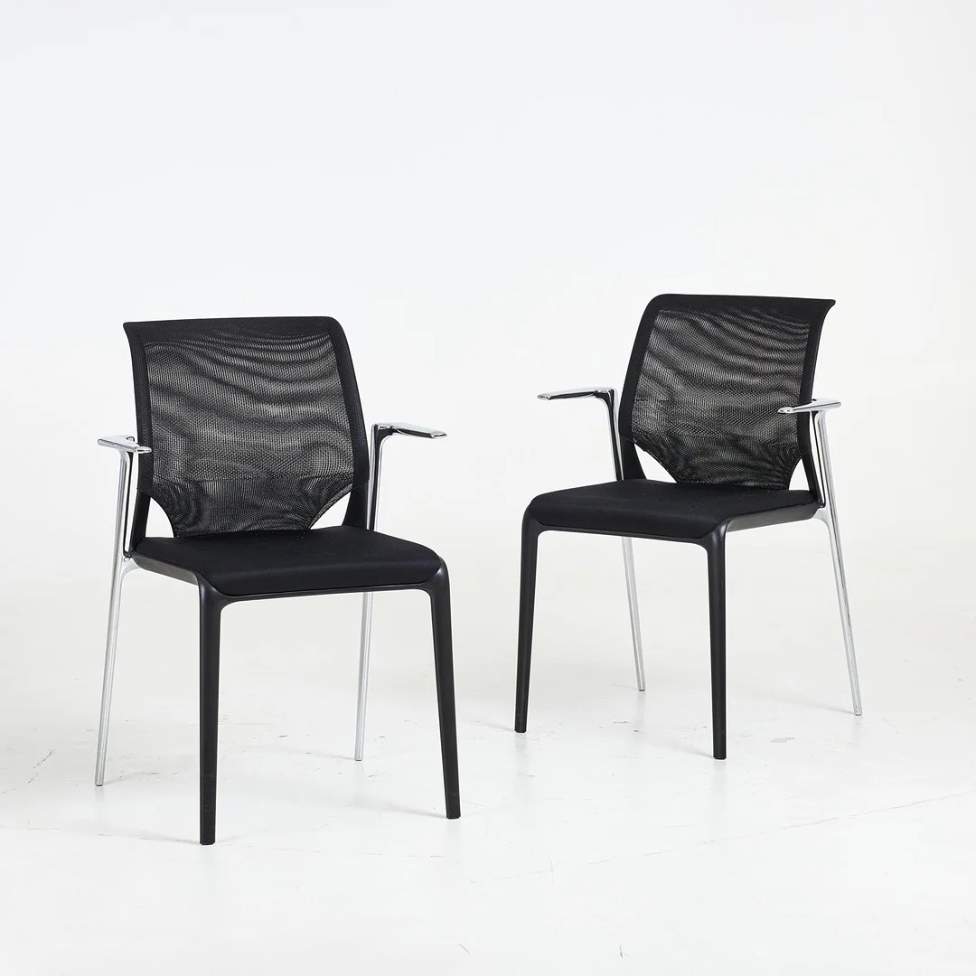 ALBERTO MEDA. Karmstolar, "MedaSlim", 1 par, för Vitra, förkromad metall, textilklädd sits, rygg av mesh. — Armchairs & Chairs — Stockholms Auktionsverk Sickla