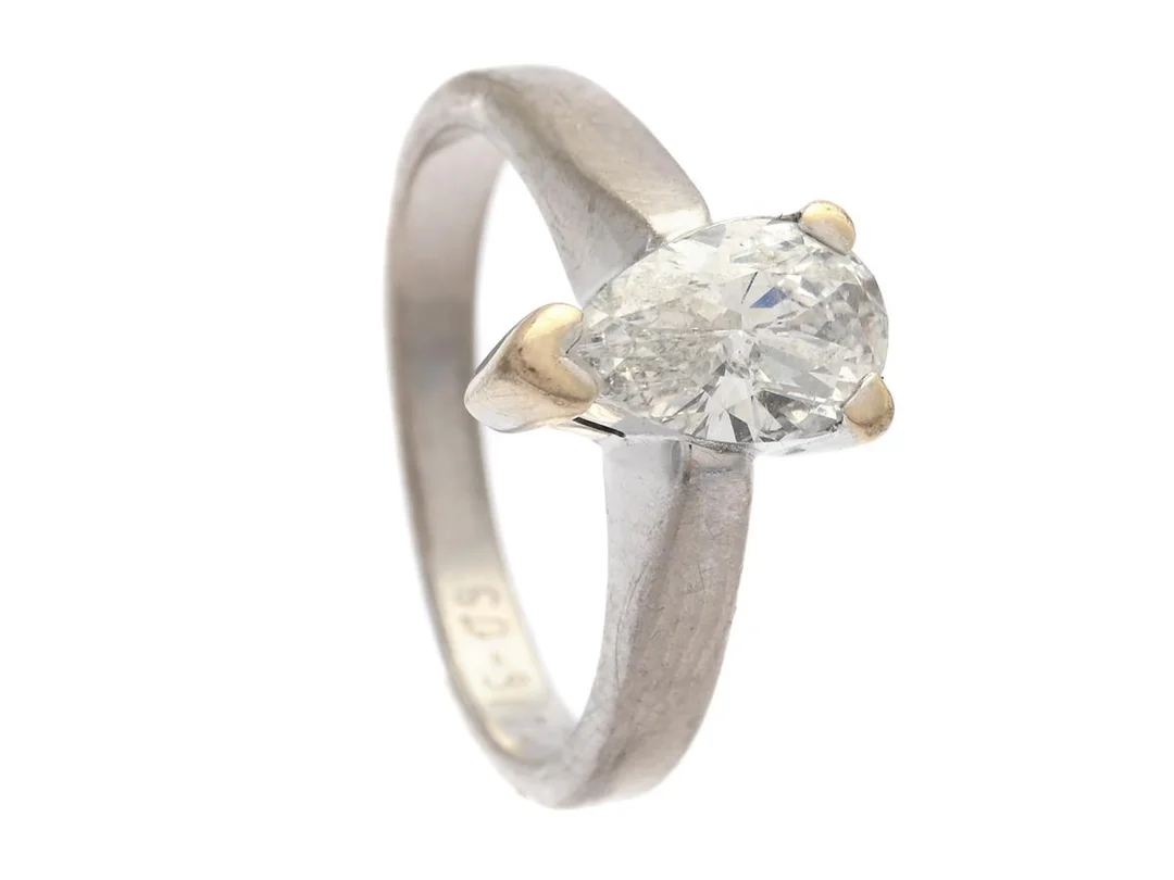 ENSTENSRING, 18K vitguld, droppslipad diamant ca 1,02 ct, ca River(E)/SI2, stl 15,5 mm, vikt 5,4 g. gravyr — Smycken/Enstensring — Kaplans