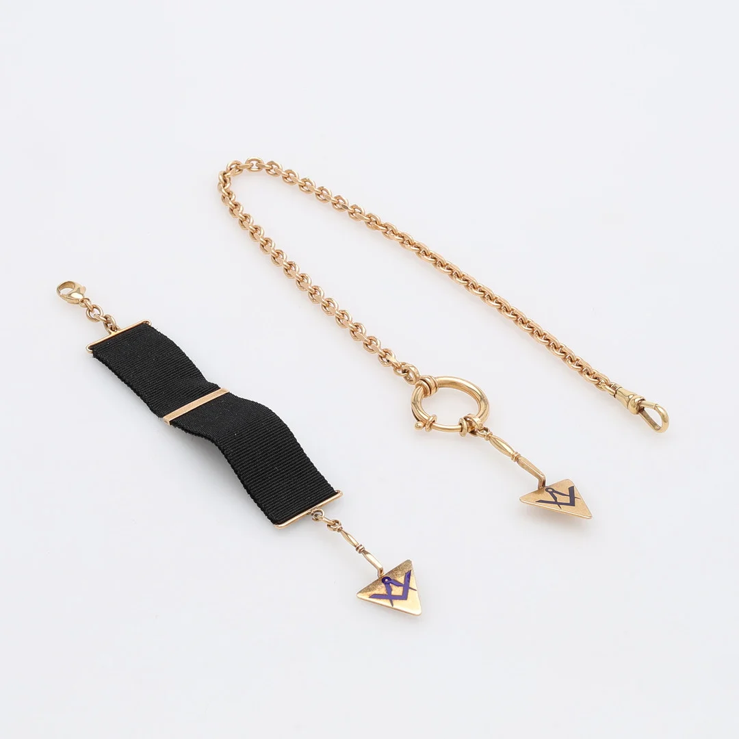 KLOCKLÄNK & CHATELAINE MED FRIMURARBERLOCKER, 18K GULD & RIPSBAND, ANKARLÄNK, TOTALT CIRKA 28,7 GRAM. — Objet de vertu & Miscellaneous — Crafoord Auktioner Lund