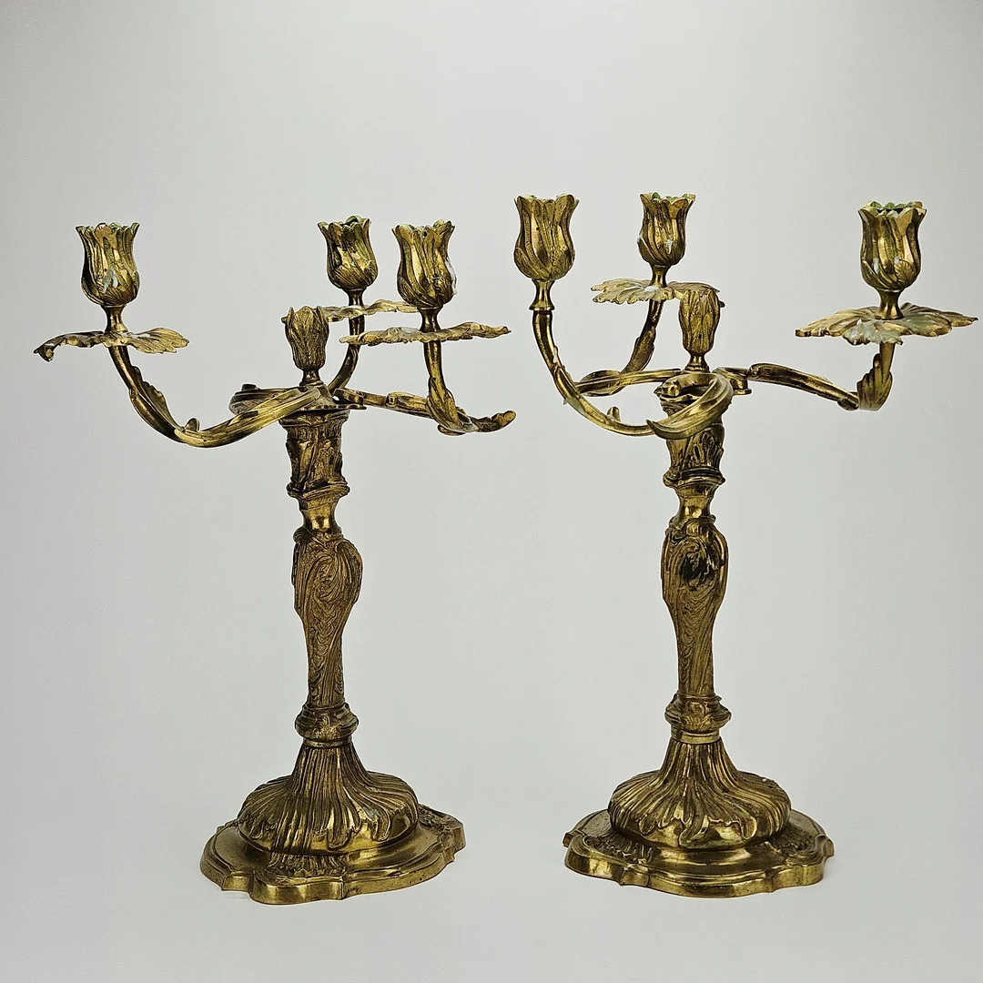 KANDELABRAR, för 3 ljus, ett par, mässing, rokokostil, 1800/1900-tal. — Candlesticks — Auktionshuset Thörner & Ek