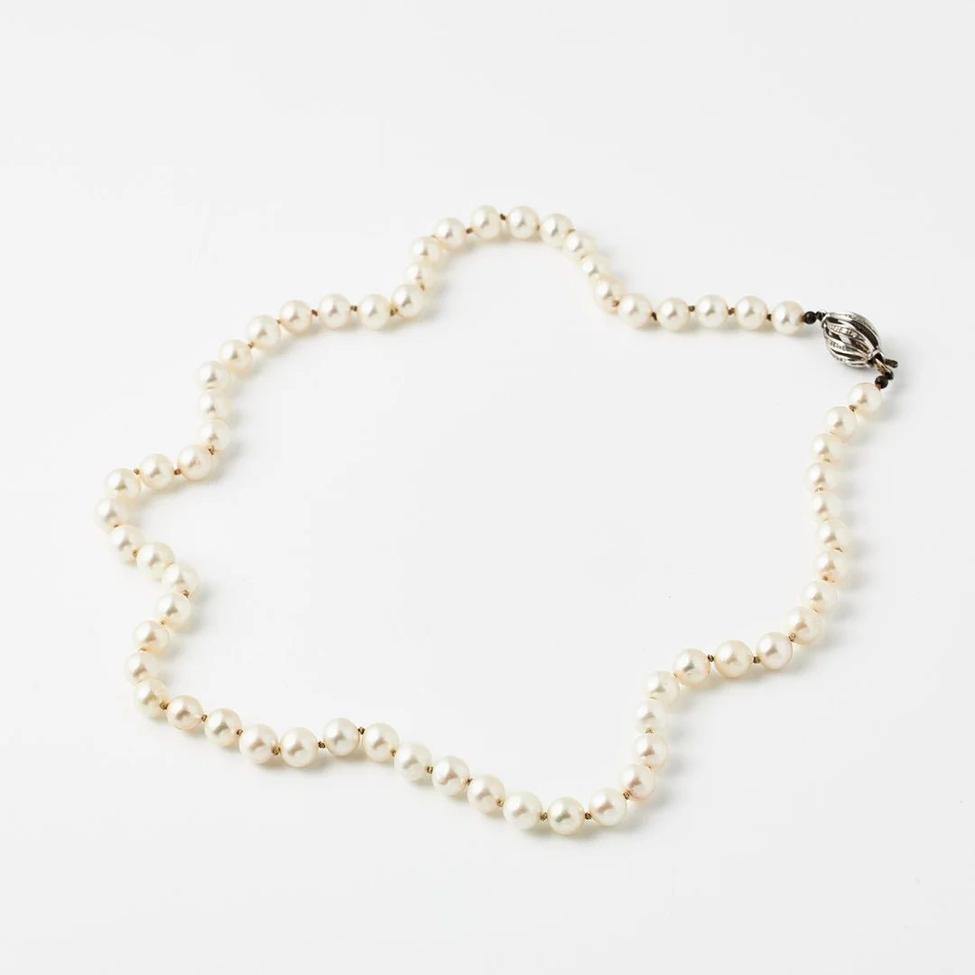 COLLIER, odlade saltvattenspärlor ca 7,8-8 mm, lås, 18 k vitguld, dekor med 21 små åttkantslipade diamanter, svensk kontrollstämpel. — Necklace — Stockholms Auktionsverk Magasin 5