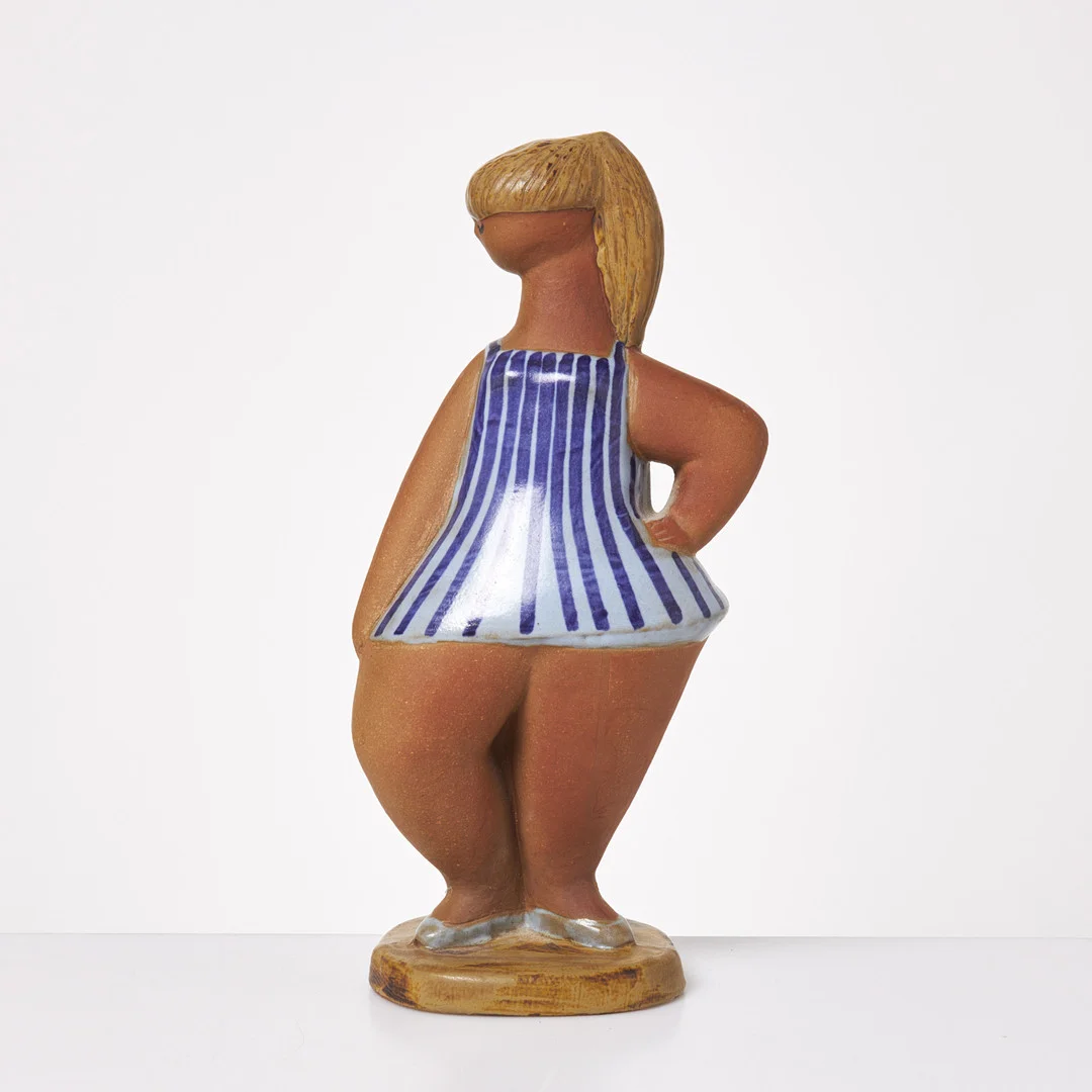 LISA LARSON. Figurin, "Dora", stengods, Gustavsberg, signerad undertill. — European — Stockholms Auktionsverk Sickla