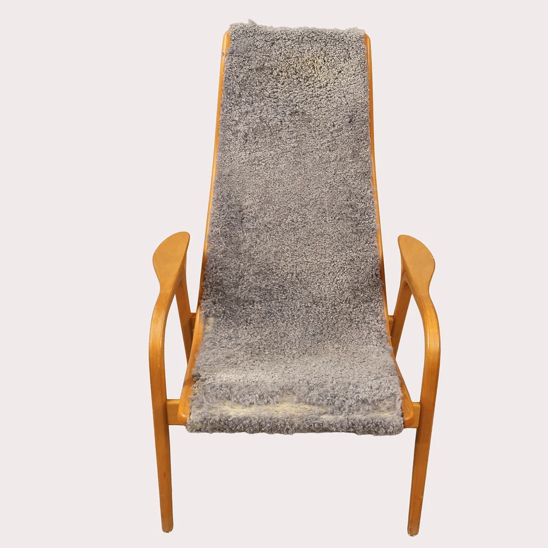 YNGVE EKSTRÖM. Fåtölj "Lamino", Stomme i bok med fårskinnsklädsel, Swedese. — Armchairs & Chairs — Limhamns Auktionsbyrå