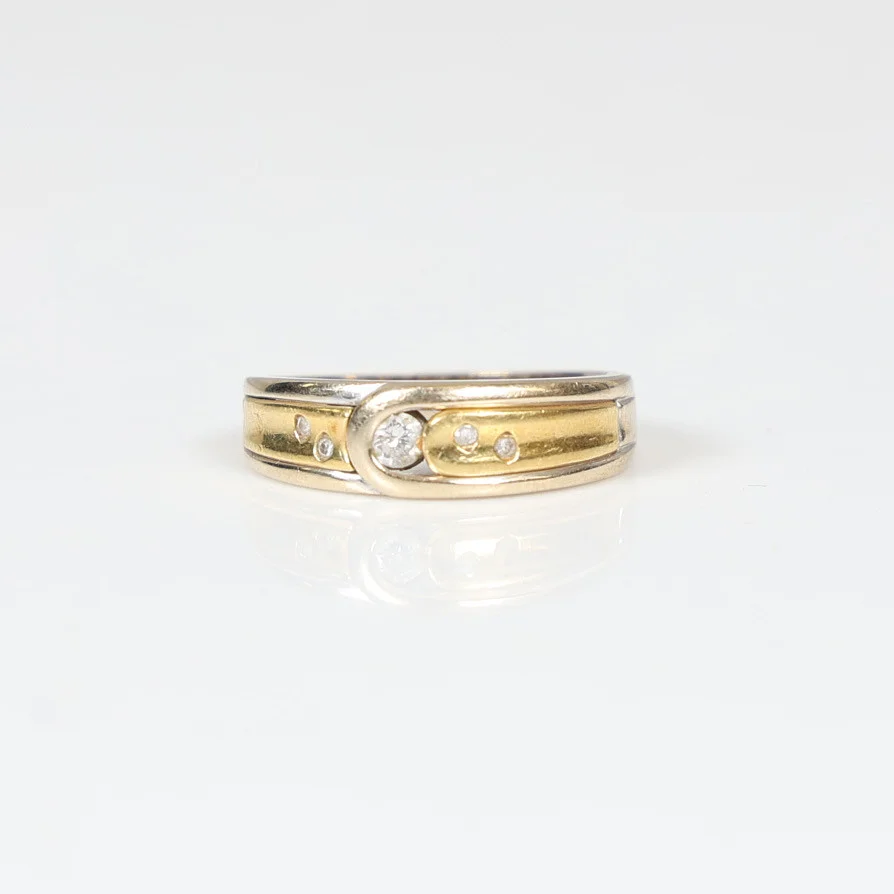 A CONTEMPORARY DIAMOND RING. — Rings — Bishop & Miller